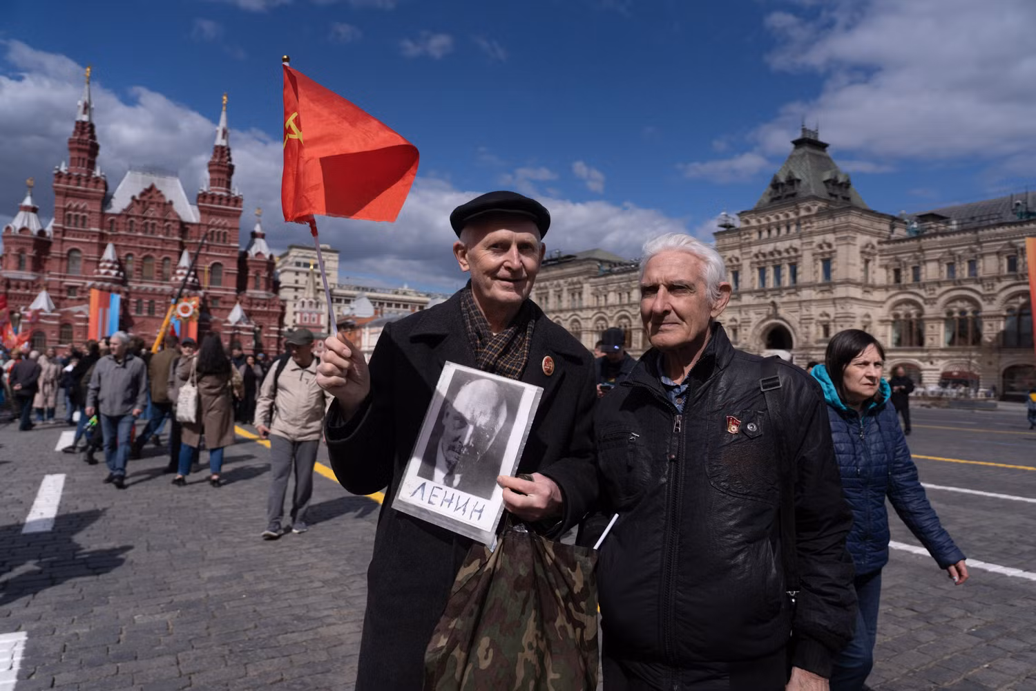 Người dân mang theo ảnh V.I.Lenin, tưởng nhớ lãnh tụ của giai cấp công nhân và nhân dân lao động thế giới. (Ảnh: THANH THỂ) Người dân mang theo ảnh V.I.Lenin, tưởng nhớ lãnh tụ của giai cấp công nhân và nhân dân lao động thế giới. (Ảnh: THANH THỂ)