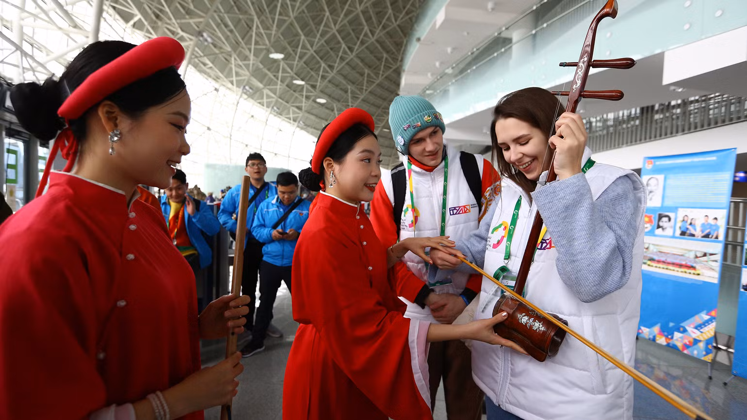 Liza trải nghiệm đàn nhị.