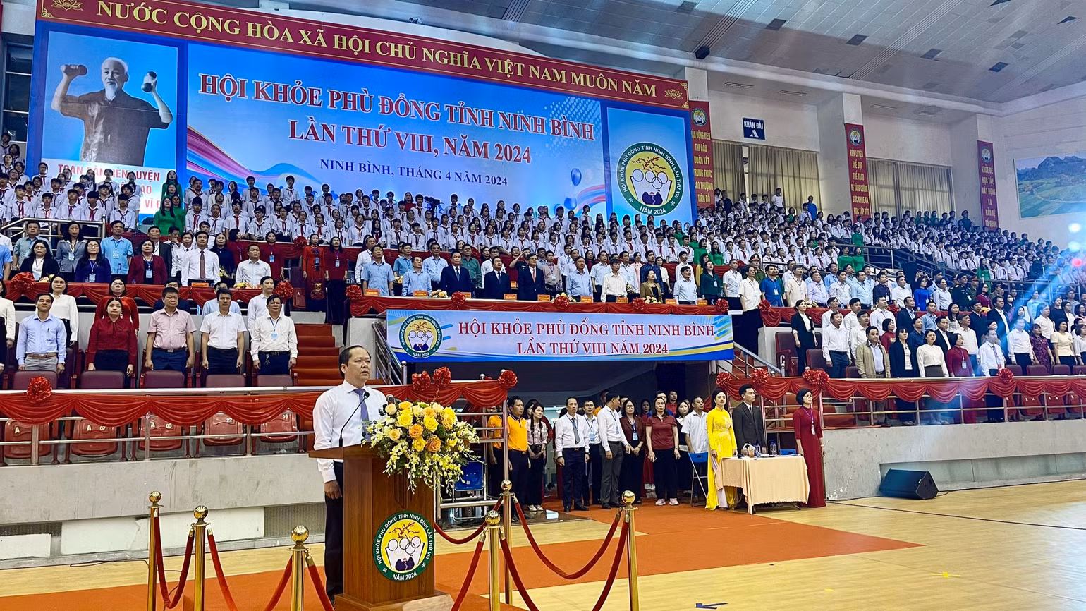 Các đại biểu dự lễ khai mạc.