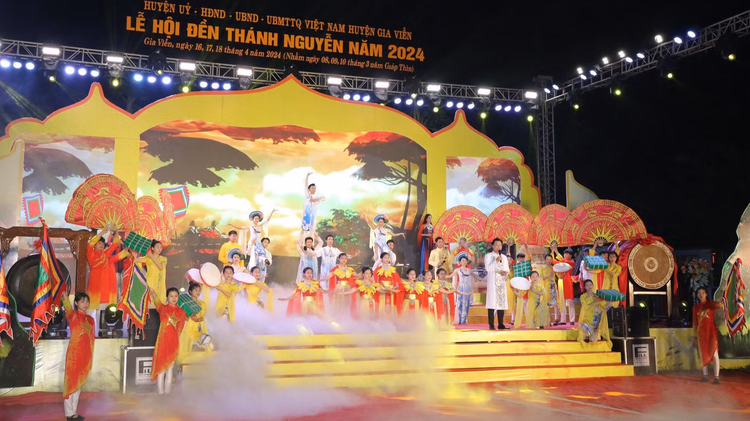 Chương trình nghệ thuật mang đậm màu sắc sử thi với nội dung "Theo dấu chân Đức Thánh Nguyễn". Chương trình nghệ thuật mang đậm màu sắc sử thi với nội dung "Theo dấu chân Đức Thánh Nguyễn".