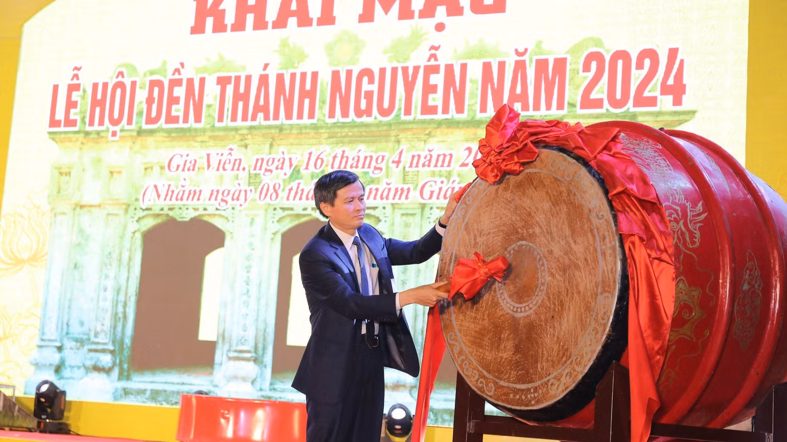Bí thư Tỉnh ủy Ninh Bình Đoàn Minh Huấn khởi trống khai mạc Lễ hội Đền Thánh Nguyễn năm 2024. Bí thư Tỉnh ủy Ninh Bình Đoàn Minh Huấn khởi trống khai mạc Lễ hội Đền Thánh Nguyễn năm 2024.