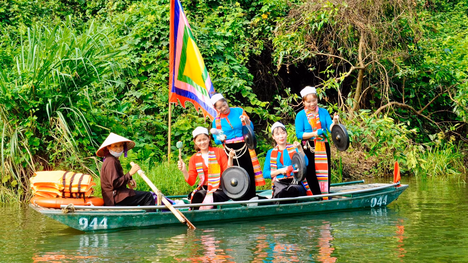 Lễ hội đã hội tụ các loại hình di sản trong nước cùng giao lưu, giới thiệu những nét văn hóa truyền thống, rực rỡ sắc màu, mang đậm đặc trưng của các vùng miền. Lễ hội đã hội tụ các loại hình di sản trong nước cùng giao lưu, giới thiệu những nét văn hóa truyền thống, rực rỡ sắc màu, mang đậm đặc trưng của các vùng miền.