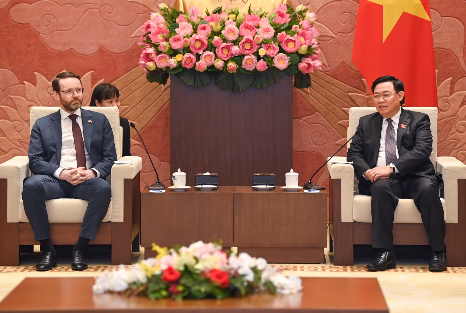 Chủ tịch Quốc hội Vương Đình Huệ tiếp Đại sứ Anh tại Việt Nam Iain Frew. (Ảnh: DUY LINH)