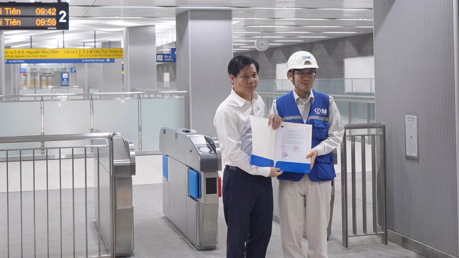 Ông Phan Công Bằng, Trưởng Ban Quản lý đường sắt đô thị Thành phố Hồ Chí Minh trao chứng chỉ bàn giao công trình có điều kiện (TOC) cho gói thầu xây dựng đoạn ngầm từ ga nhà hát thành phố đến ga Ba Son.