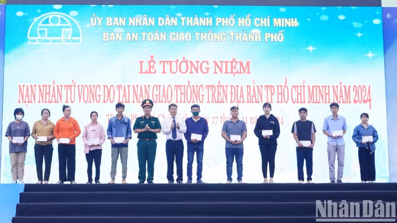 Tại buổi lễ, Ban An toàn Giao thông Thành phố Hồ Chí Minh trao tặng quà động viên 12 gia đình nạn nhân bị tai nạn giao thông có hoàn cảnh khó khăn trên địa bàn thành phố. Tại buổi lễ, Ban An toàn Giao thông Thành phố Hồ Chí Minh trao tặng quà động viên 12 gia đình nạn nhân bị tai nạn giao thông có hoàn cảnh khó khăn trên địa bàn thành phố.