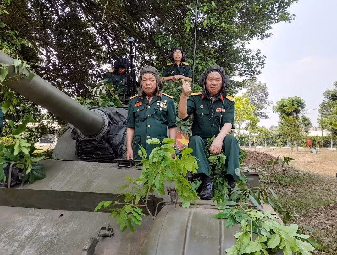 Ông Tập (bên trái), ông Toàn (bên phải) cùng đồng đội trong một buổi ghi hình. Ảnh: NVCC