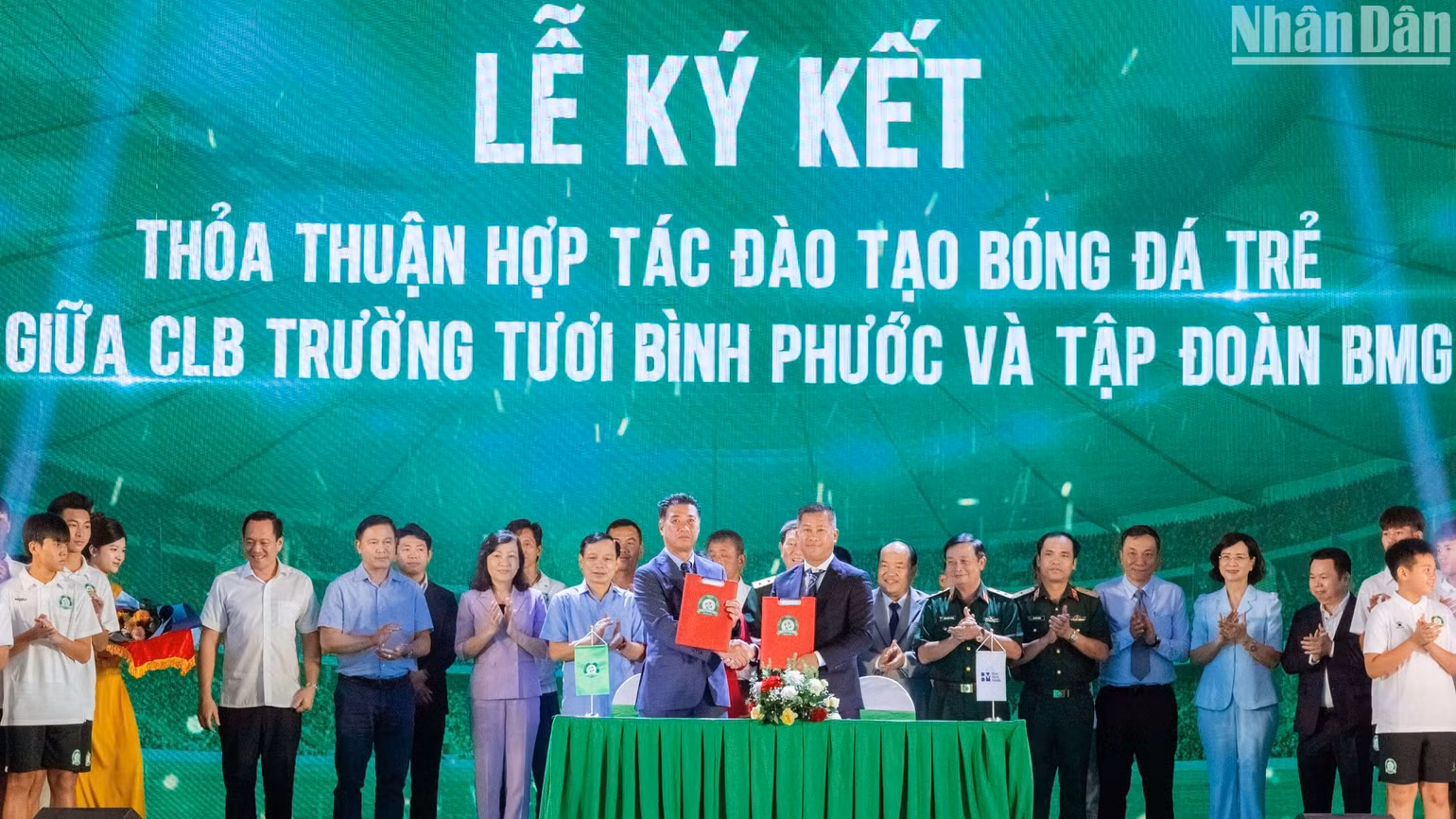 Câu lạc bộ Trường Tươi Bình Phước ký kết thỏa thuận hợp tác với Tập đoàn BMG để thành lập Học viện Bóng đá Trường Tươi BMG. Câu lạc bộ Trường Tươi Bình Phước ký kết thỏa thuận hợp tác với Tập đoàn BMG để thành lập Học viện Bóng đá Trường Tươi BMG.