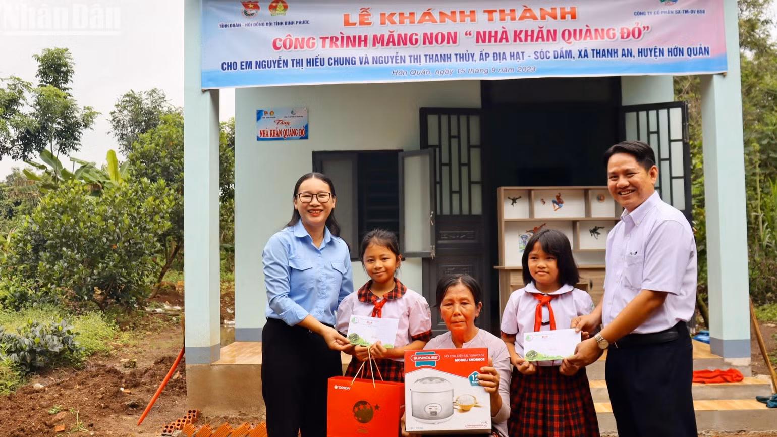 Nhân dân vui mừng đón nhà mới.