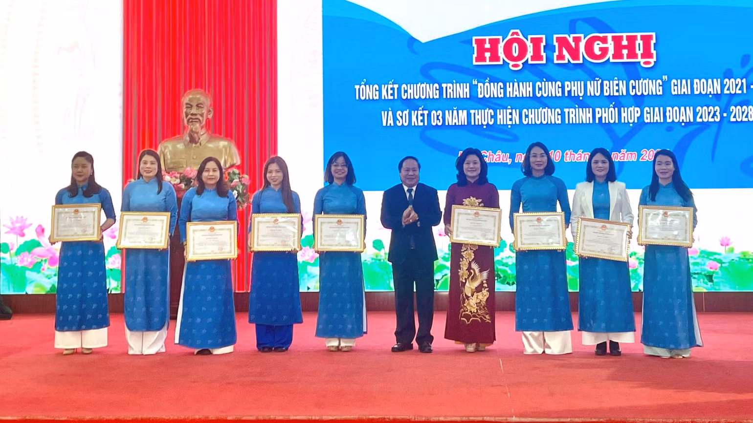 Lãnh đạo tỉnh Lai Châu tặng bằng khen cho các tập thể, cá nhân có thành tích xuất sắc trong thực hiện chương trình phối hợp.