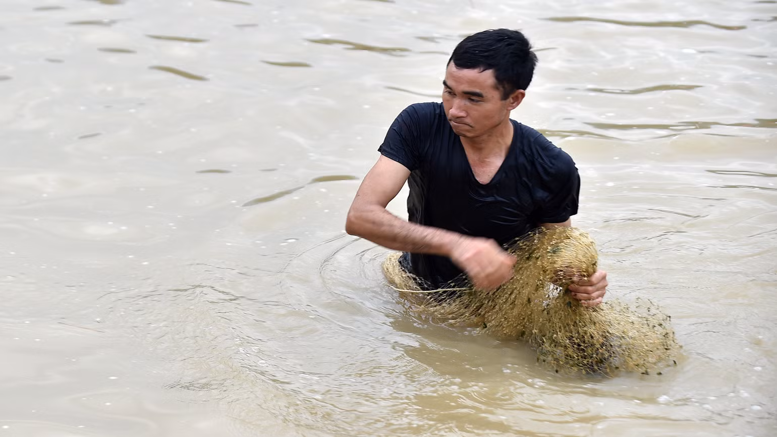 Trước đây bà con quan niệm rau trên rừng, cá dưới suối; do đó việc quăng chài, thả lưới bắt cá là một kỹ năng gắn liền với cuộc sống thường ngày của họ. (Trong ảnh: Phần thi quăng chài bắt cá)