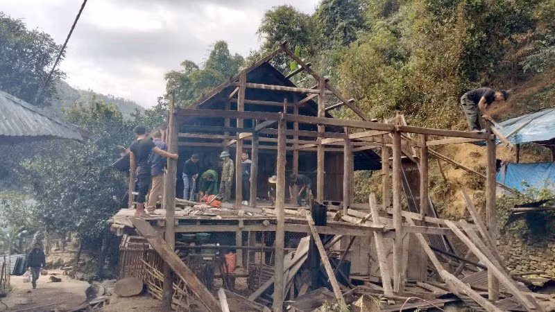 Người dân và các lực lượng trên địa bàn xã được huy động giúp bà con chuyển nhà đến nơi ở mới.