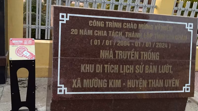 Bảng gắn chíp được lắp đặt tại Khu di tích lịch sử Bản Lướt. Bảng gắn chíp được lắp đặt tại Khu di tích lịch sử Bản Lướt.
