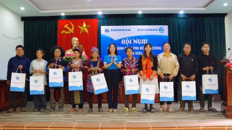 Đại diện Hội Phụ nữ Phú Thọ tặng quà cho các gia đình hội viên có hoàn cảnh khó khăn khu vực biên giới Lai Châu.