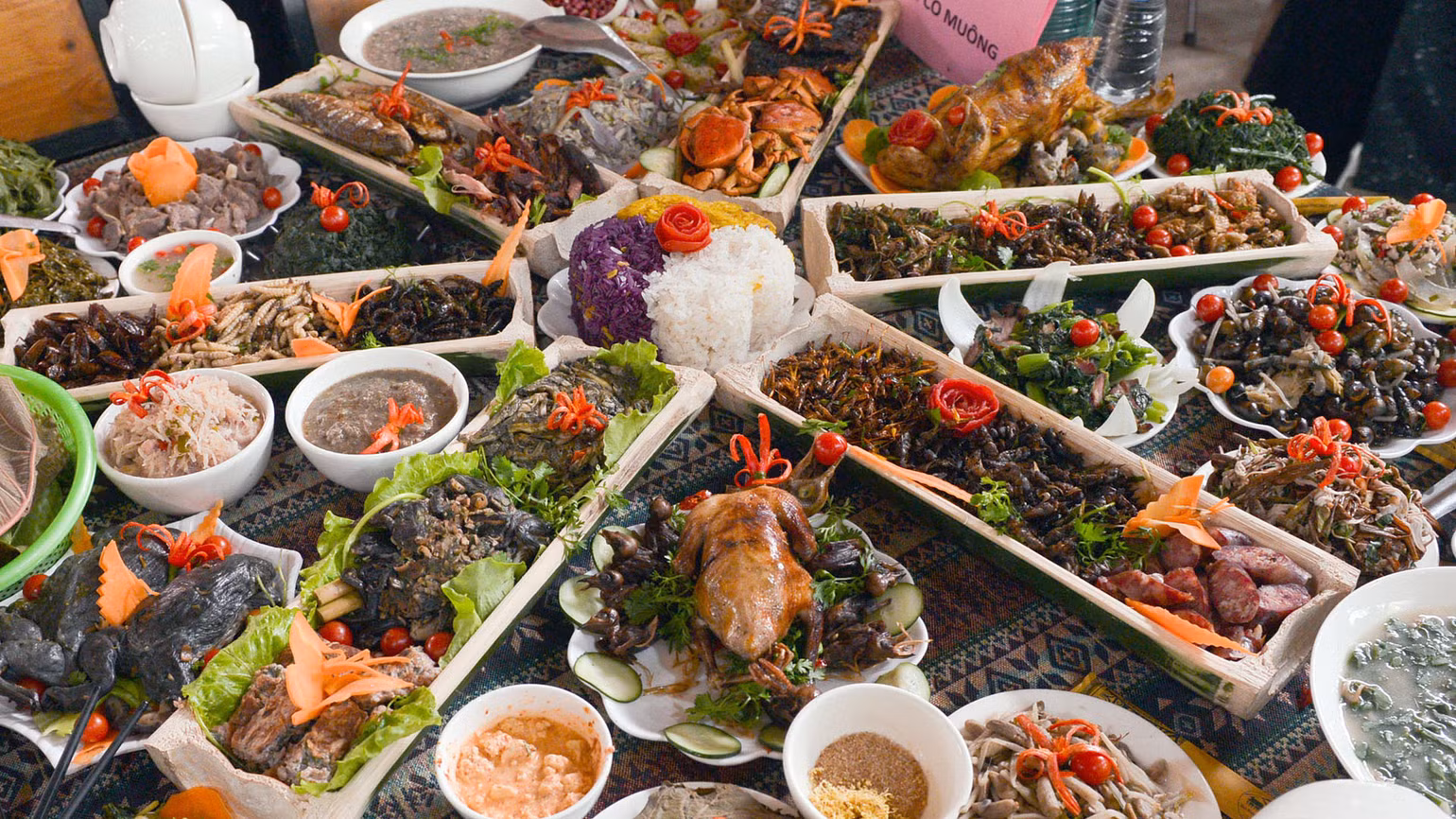 Mâm cơm ngày thường hay dịp lễ, Tết luôn thể hiện sự đảm đang của người phụ nữ Thái, có rất nhiều món ăn có nguồn gốc từ sông suối như cá, tôm, rêu đá, sâu đá, ốc, ếch... (Trong ảnh: Phần thi ẩm thực.)