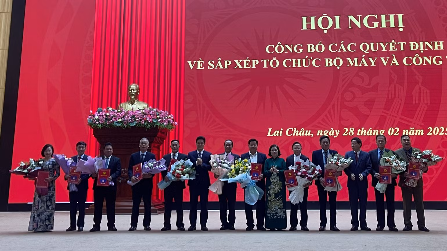 Lai Châu có 12 lãnh đạo là giám đốc, phó giám đốc sở và tương đương xin nghỉ hưu trước tuổi. Lai Châu có 12 lãnh đạo là giám đốc, phó giám đốc sở và tương đương xin nghỉ hưu trước tuổi.