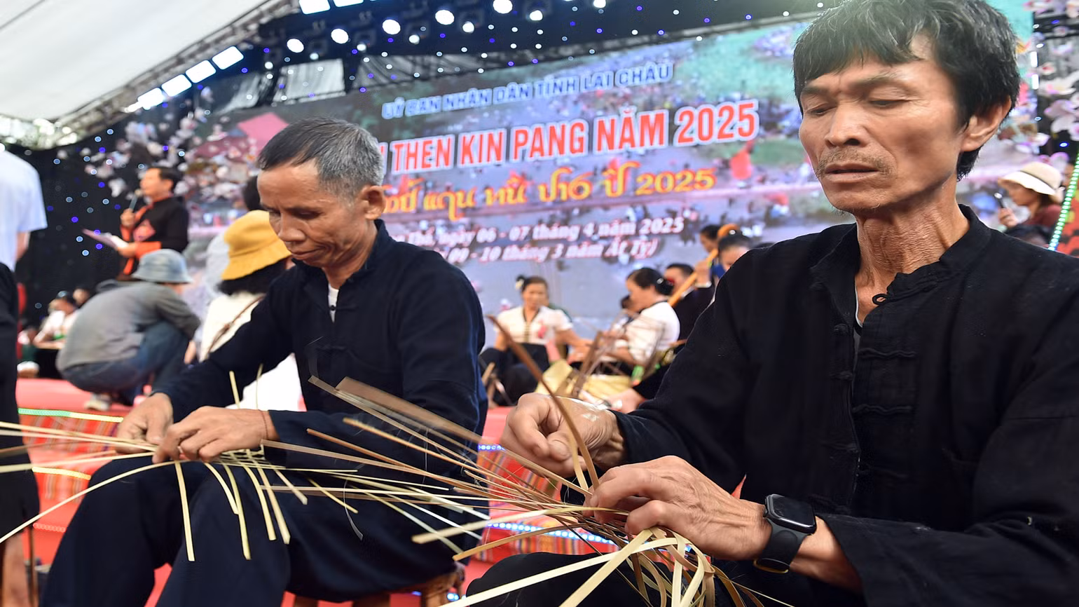 Có thể xem họ là nghệ nhân trong việc đan lát các dụng cụ phục vụ cho cuộc sống thường ngày như giỏ đựng cá, đó bắt cá, Háp Pa Giảng. (Trong ảnh: Thi đan dụng cụ đựng cá sấy.)...