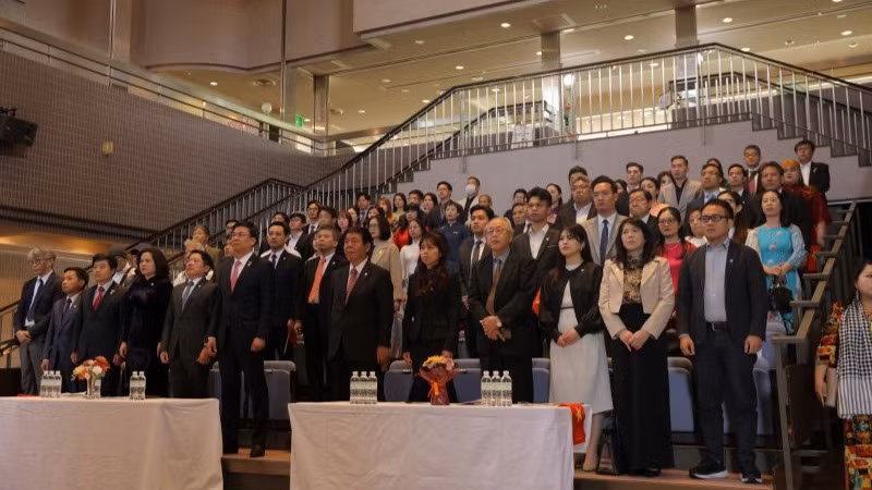 Sự kiện có sự tham gia của hơn 200 đại biểu là cộng đồng người Việt Nam tại Nhật Bản và một số bạn bè Nhật Bản yêu mến Việt Nam và Chủ tịch Hồ Chí Minh. (Ảnh: MY LÊ)