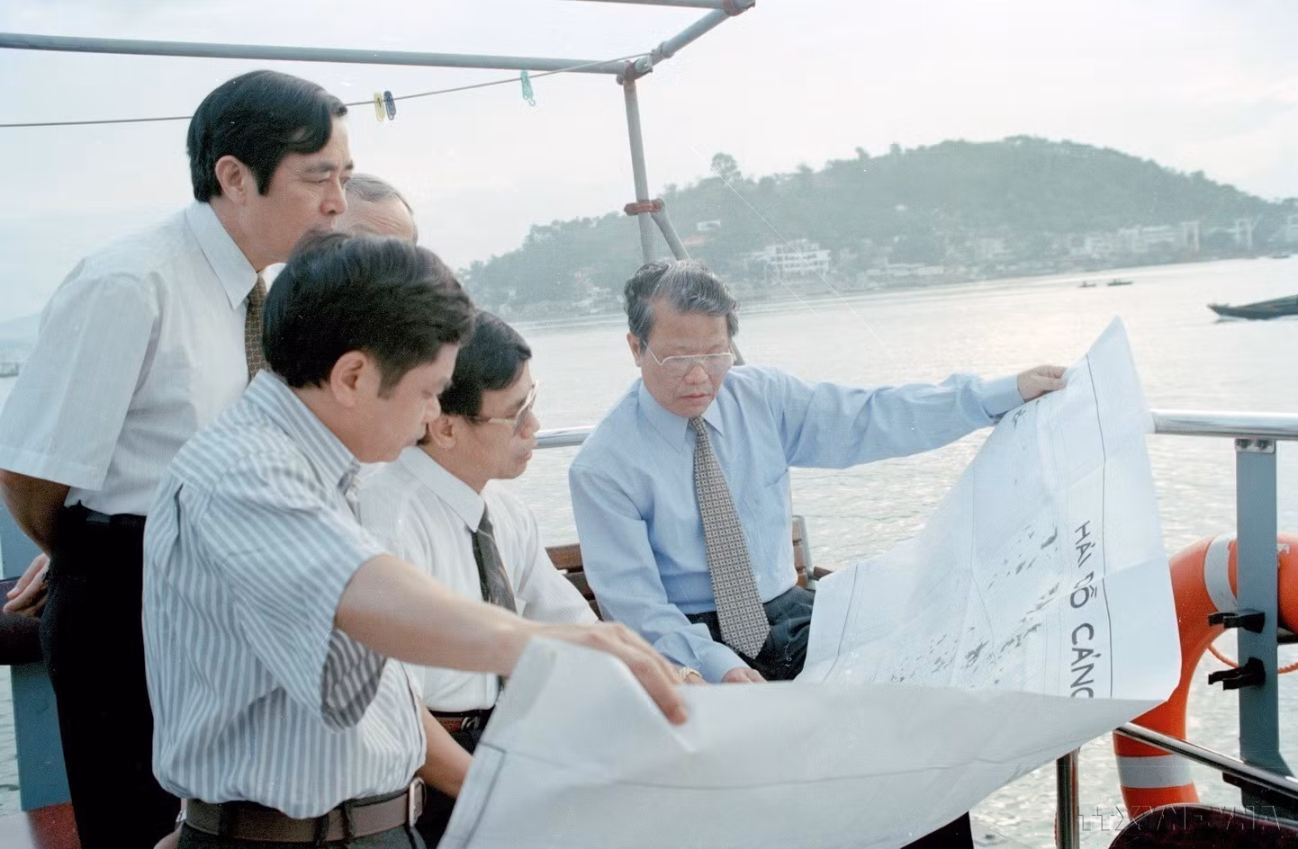 Chủ tịch nước Trần Đức Lương kiểm tra quy hoạch Vịnh Hạ Long, nhằm đảm bảo phát triển kinh tế và bảo vệ cảnh quan môi trường (15/10/1997). (Ảnh: Trọng Nghiệp/TTXVN) Chủ tịch nước Trần Đức Lương kiểm tra quy hoạch Vịnh Hạ Long, nhằm đảm bảo phát triển kinh tế và bảo vệ cảnh quan môi trường (15/10/1997). (Ảnh: Trọng Nghiệp/TTXVN)