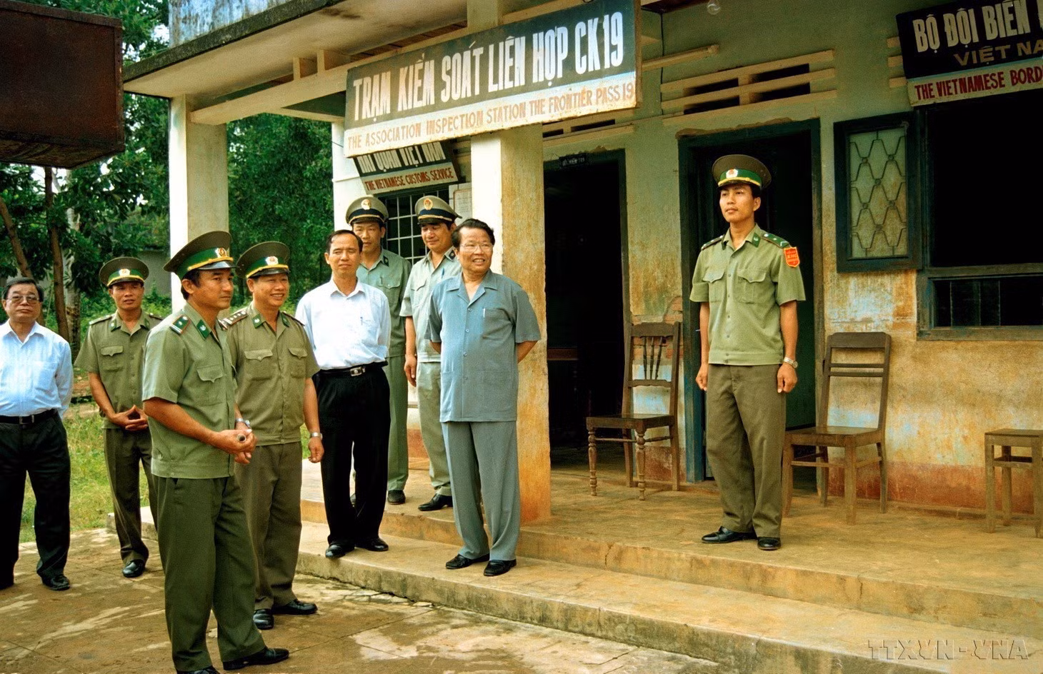 Chủ tịch nước Trần Đức Lương thăm trạm kiểm soát liên hợp CK19 huyện Đức Cơ (Gia Lai) trên biên giới Việt Nam-Campuchia (1999). (Ảnh: Trọng Nghiệp/TTXVN) Chủ tịch nước Trần Đức Lương thăm trạm kiểm soát liên hợp CK19 huyện Đức Cơ (Gia Lai) trên biên giới Việt Nam-Campuchia (1999). (Ảnh: Trọng Nghiệp/TTXVN)
