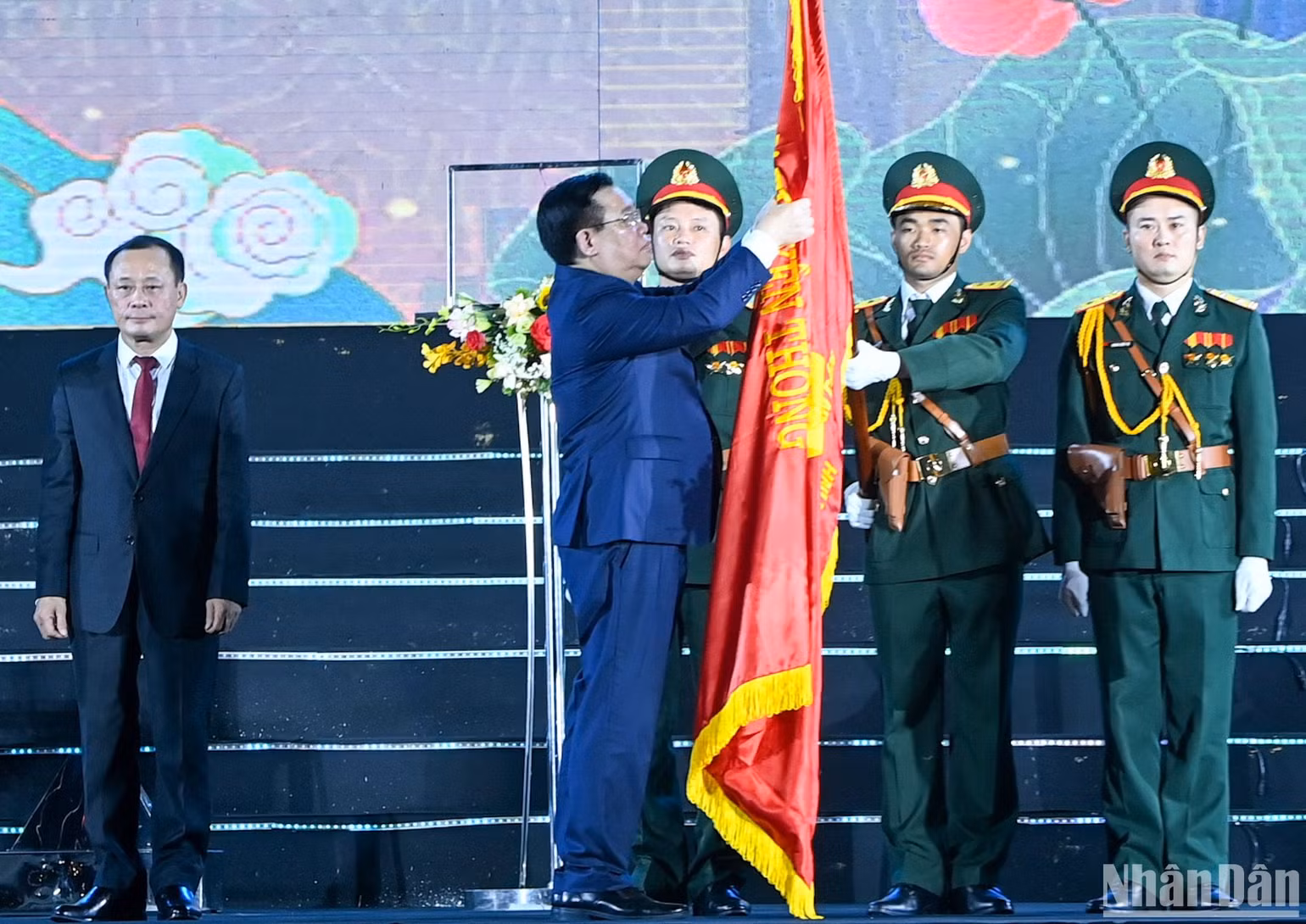 Chủ tịch Quốc hội Vương Đình Huệ gắn Huân chương lên cờ truyền thống. Chủ tịch Quốc hội Vương Đình Huệ gắn Huân chương lên cờ truyền thống.