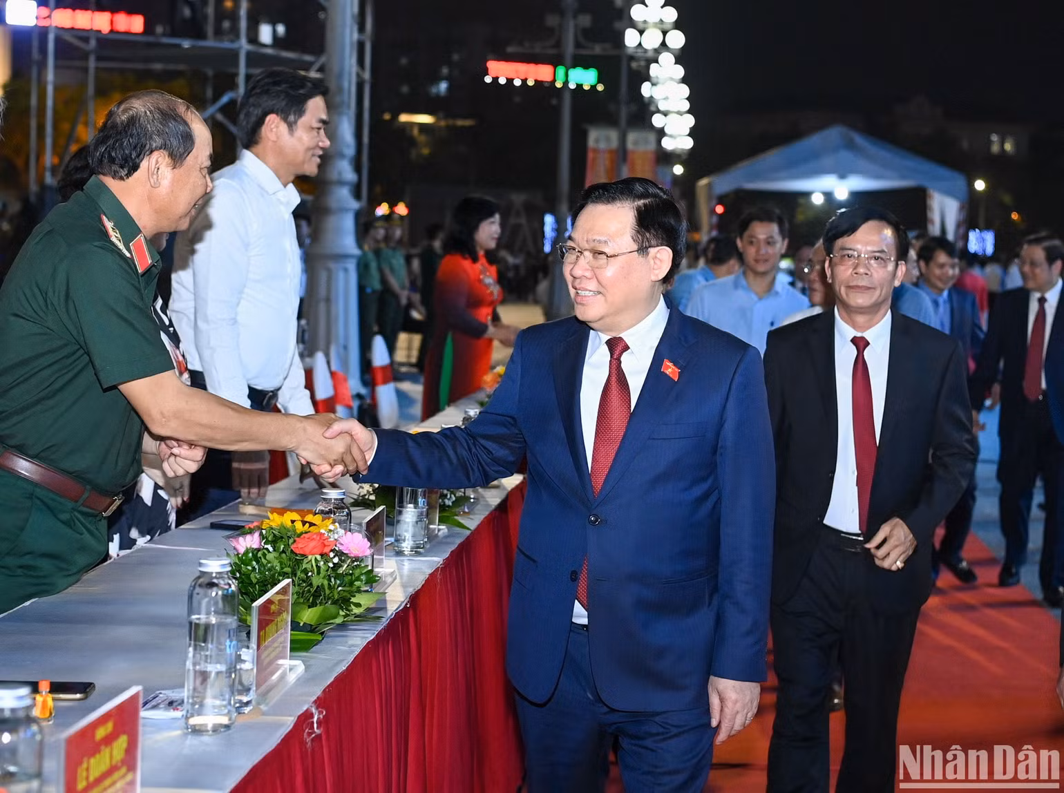 Chủ tịch Quốc hội Vương Đình Huệ với các đại biểu dự Lễ kỷ niệm. Chủ tịch Quốc hội Vương Đình Huệ với các đại biểu dự Lễ kỷ niệm.