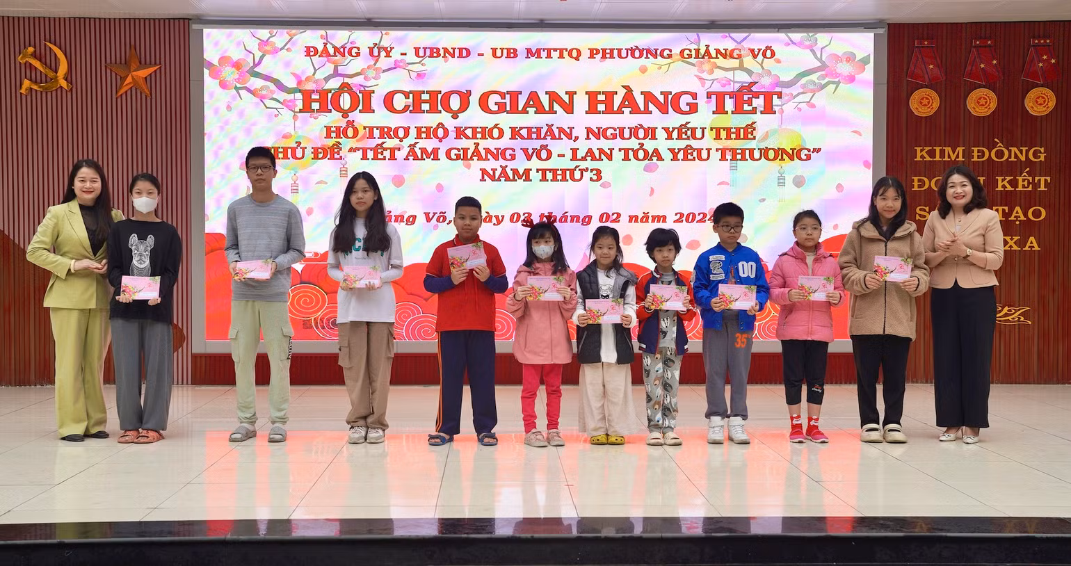 Lãnh đạo quận Ba Đình và phường Giảng Võ tặng quà cho các cháu học sinh nghèo vượt khó vươn lên trong học tập. Lãnh đạo quận Ba Đình và phường Giảng Võ tặng quà cho các cháu học sinh nghèo vượt khó vươn lên trong học tập.
