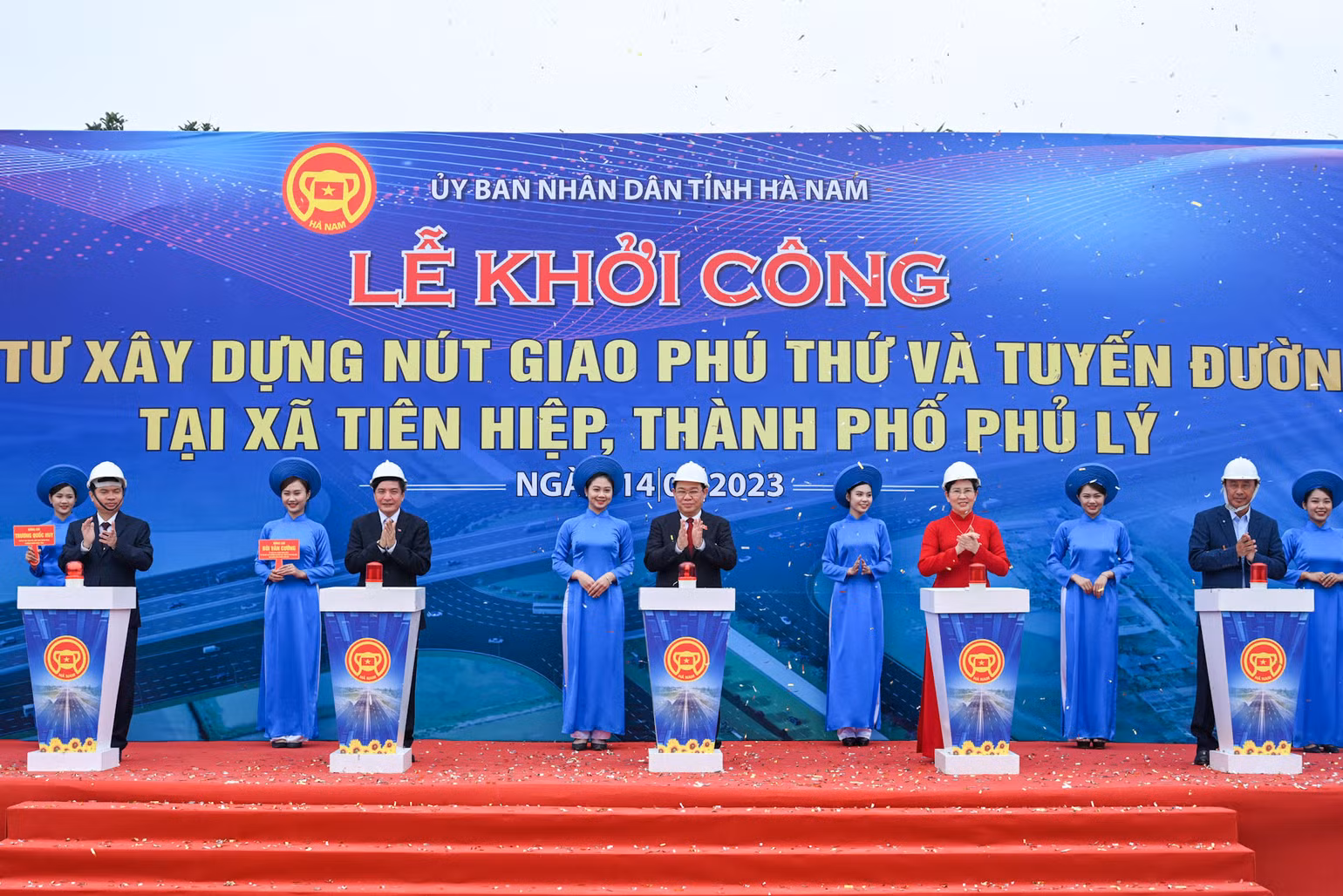 Chủ tịch Quốc hội Vương Đình Huệ và các đại biểu thực hiện nghi thức khởi công dự án nút giao Phú Thứ. (Ảnh Duy Linh) Chủ tịch Quốc hội Vương Đình Huệ và các đại biểu thực hiện nghi thức khởi công dự án nút giao Phú Thứ. (Ảnh Duy Linh)