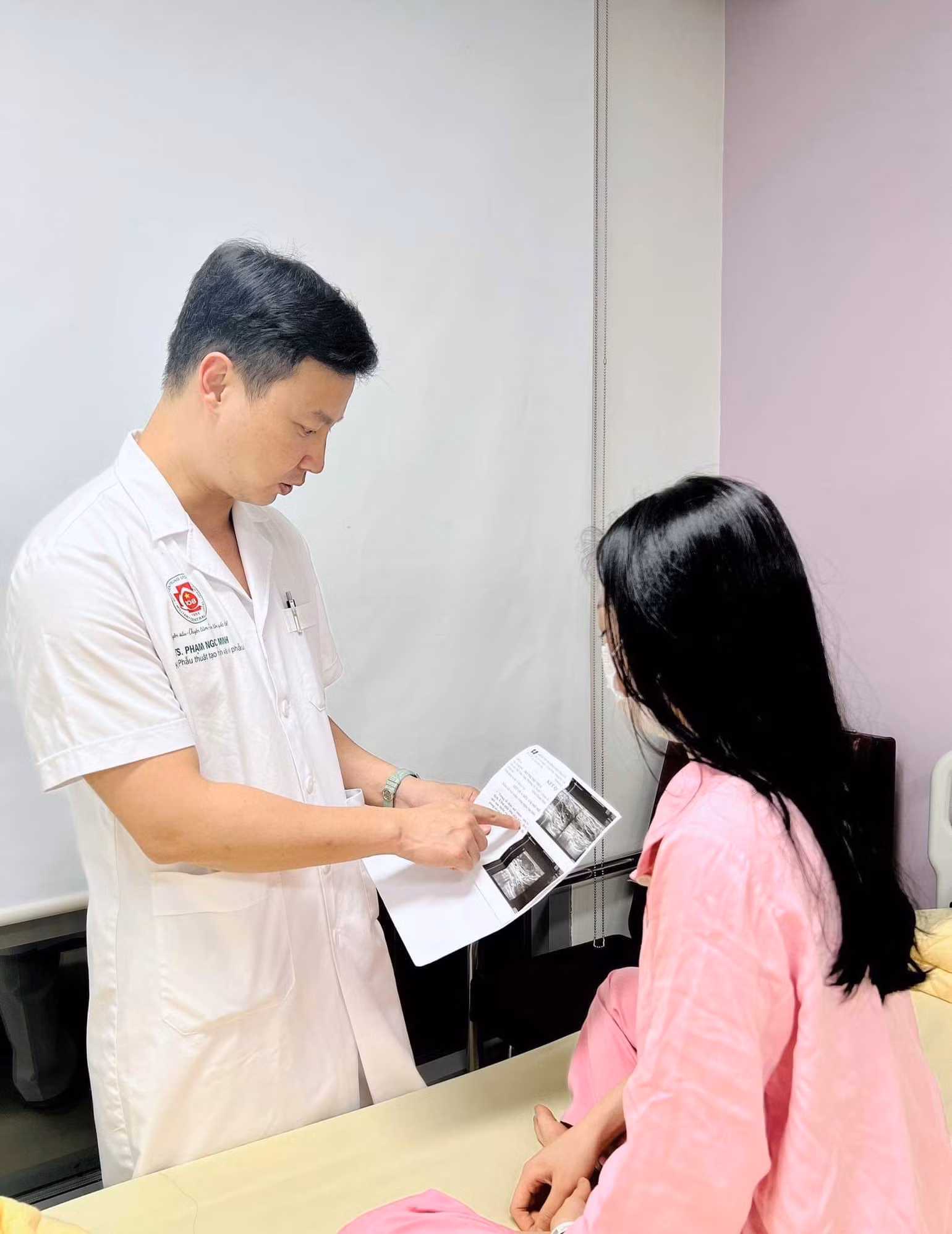 Bác sĩ Minh trao đổi và tư vấn về những vùng tổn thương với bệnh nhân. (Ảnh: BVCC)