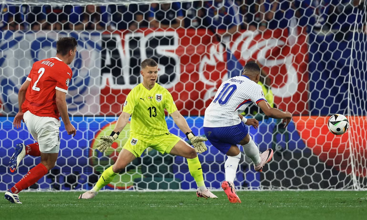 Mbappe không thể nới rộng cách biệt cho Pháp. (Ảnh: Guardian)