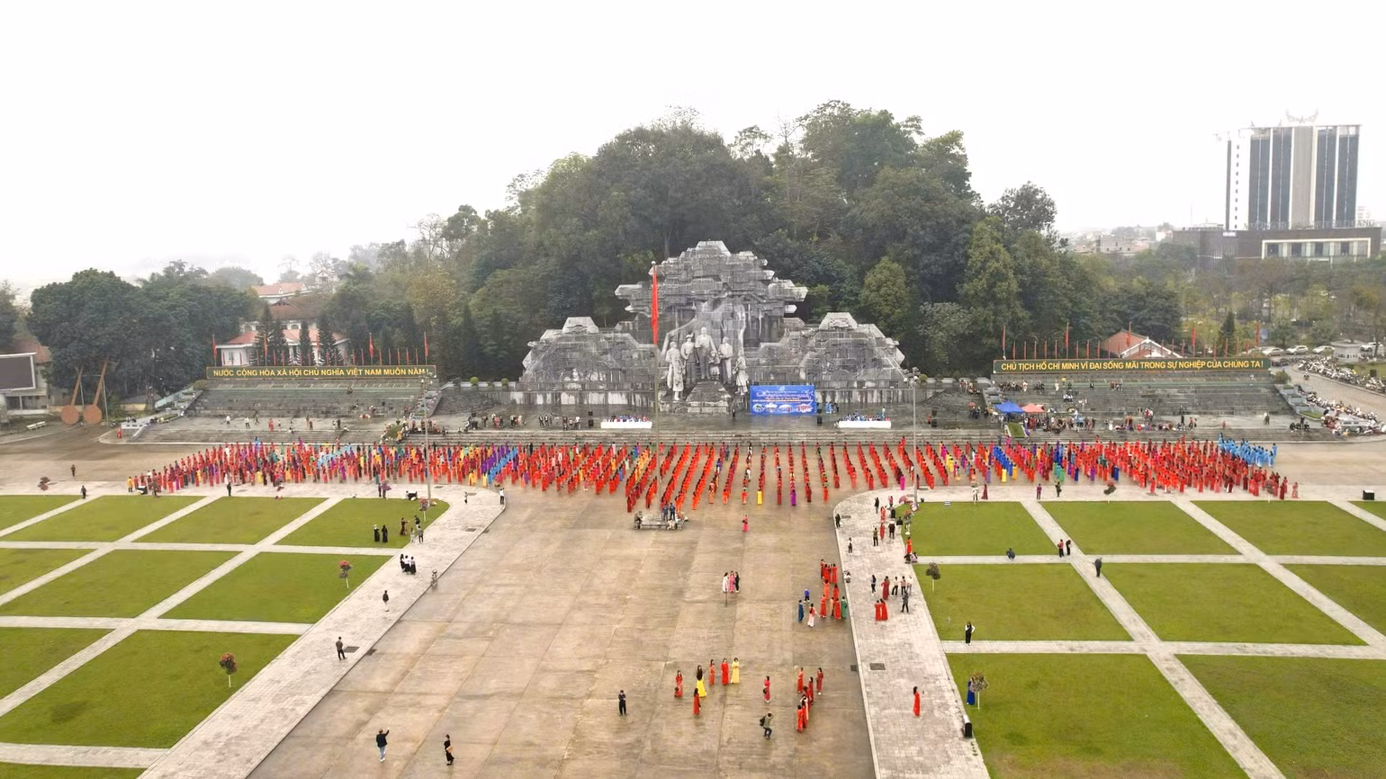 [Video] 1.200 phụ nữ tham gia đồng diễn áo dài ảnh 9