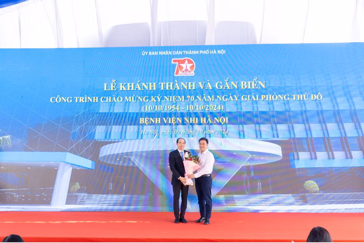Ông Lê Tuấn Anh – Phó Tổng Giám đốc Tập đoàn GELEX (bên phải) nhận hoa tri ân từ lãnh đạo Sở Y tế Hà Nội tại Lễ Khánh thành.