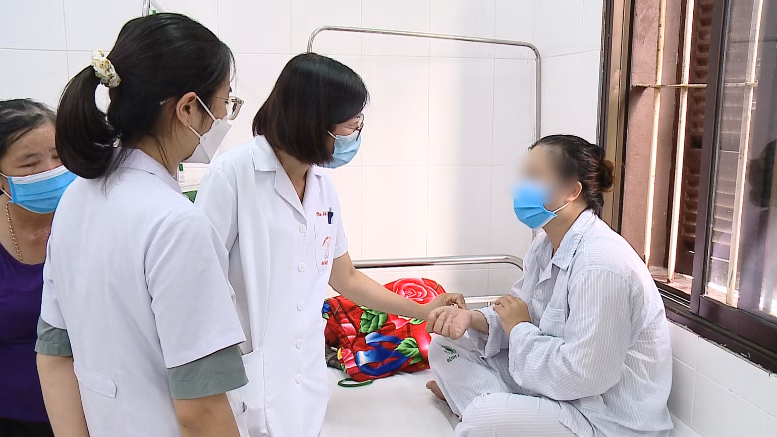 Bác sĩ tại Viện Sức khỏe Tâm thần thăm khám cho người bệnh. (Minh họa)