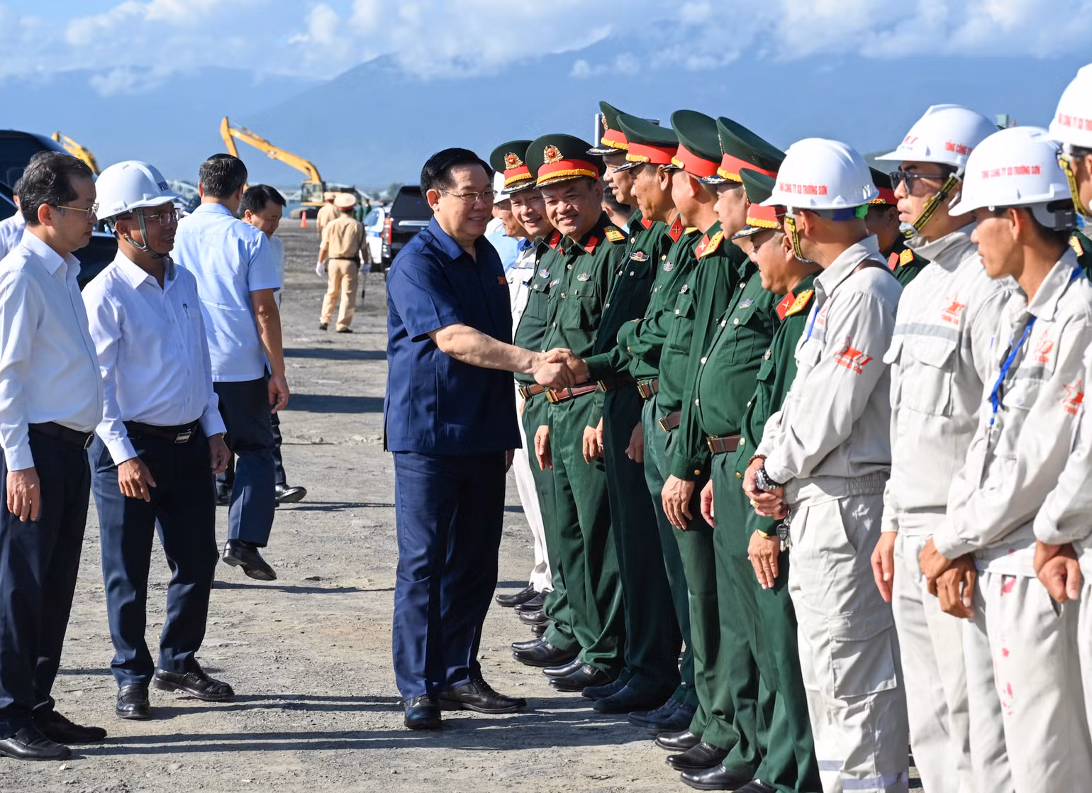 Chủ tịch Quốc hội Vương Đình Huệ với cán bộ, kỹ sư và công nhân thi công tại dự án.