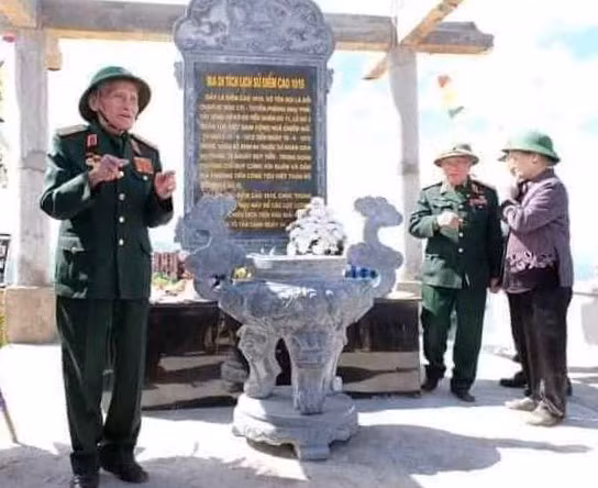 Trung tướng Nguyễn Quốc Thước và vợ chồng Trung tướng Khuất Duy Tiến thăm CCB xây dựng nhà bia tưởng niệm trên đỉnh 1015.