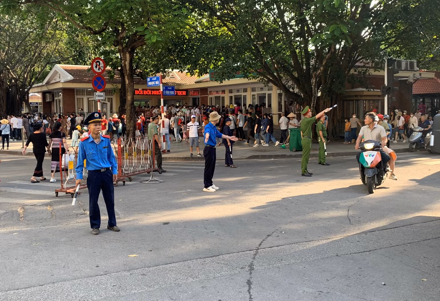 Lực lượng chức năng phường Đội Cấn điều tiết giao thông khu vực lối vào Lăng Bác. Lực lượng chức năng phường Đội Cấn điều tiết giao thông khu vực lối vào Lăng Bác.