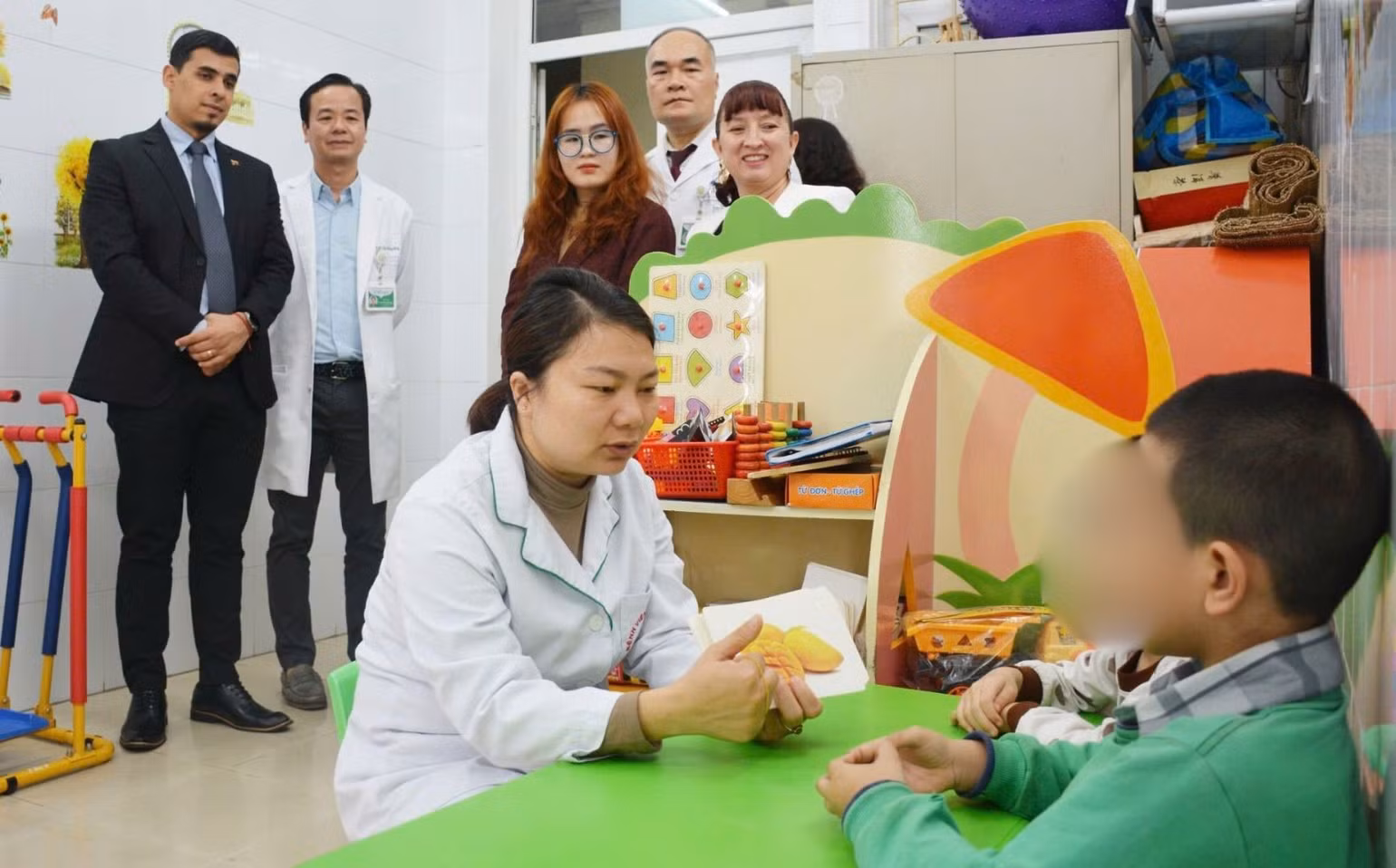 Cần kết hợp nhiều phương pháp để trị liệu cho trẻ tự kỷ. Cần kết hợp nhiều phương pháp để trị liệu cho trẻ tự kỷ.