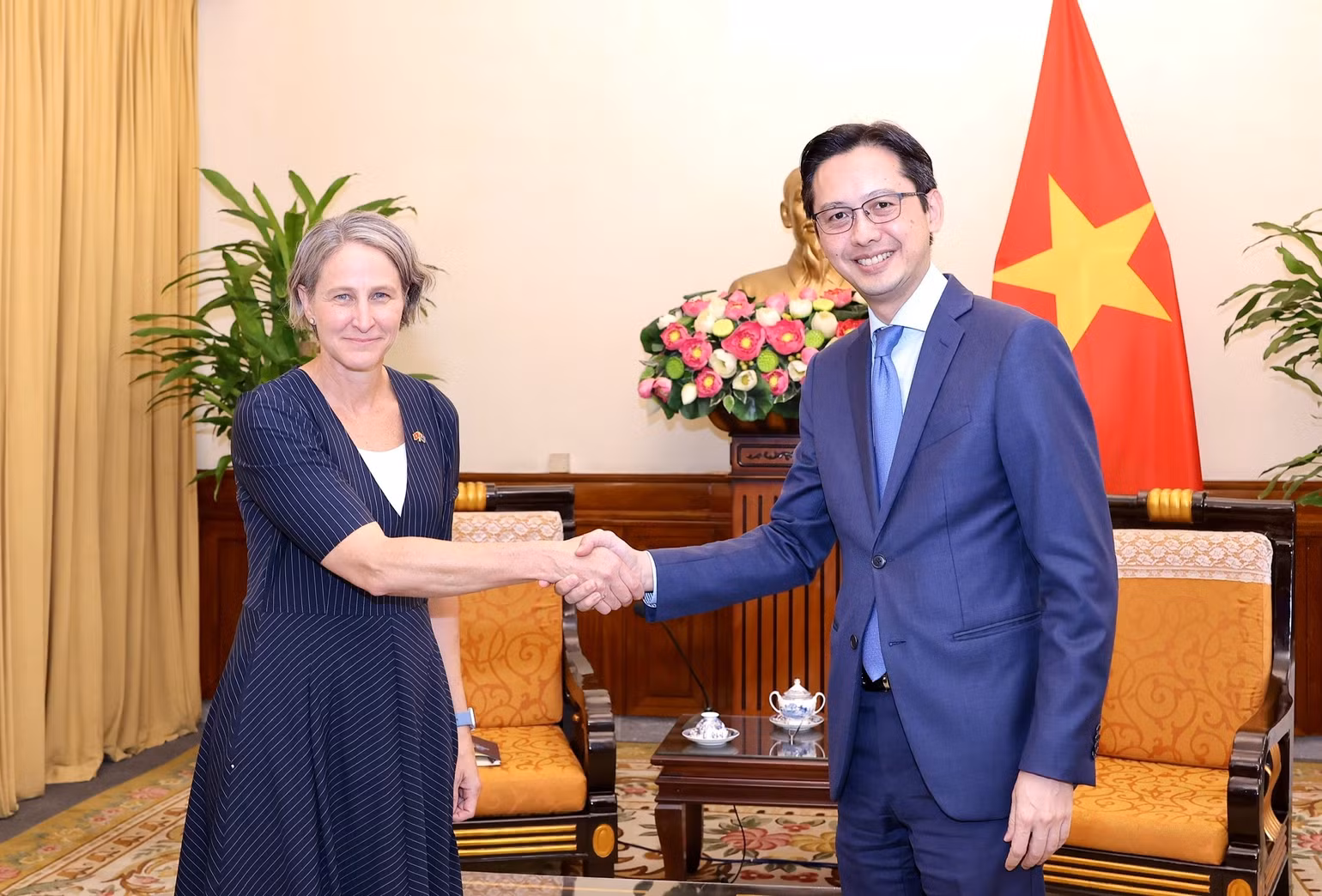 Thứ trưởng Đỗ Hùng Việt và Đại sứ Kristin Tilley thảo luận về kế hoạch hành động của CSP nhằm thích ứng và phục hồi khí hậu. Thứ trưởng Đỗ Hùng Việt và Đại sứ Kristin Tilley thảo luận về kế hoạch hành động của CSP nhằm thích ứng và phục hồi khí hậu.