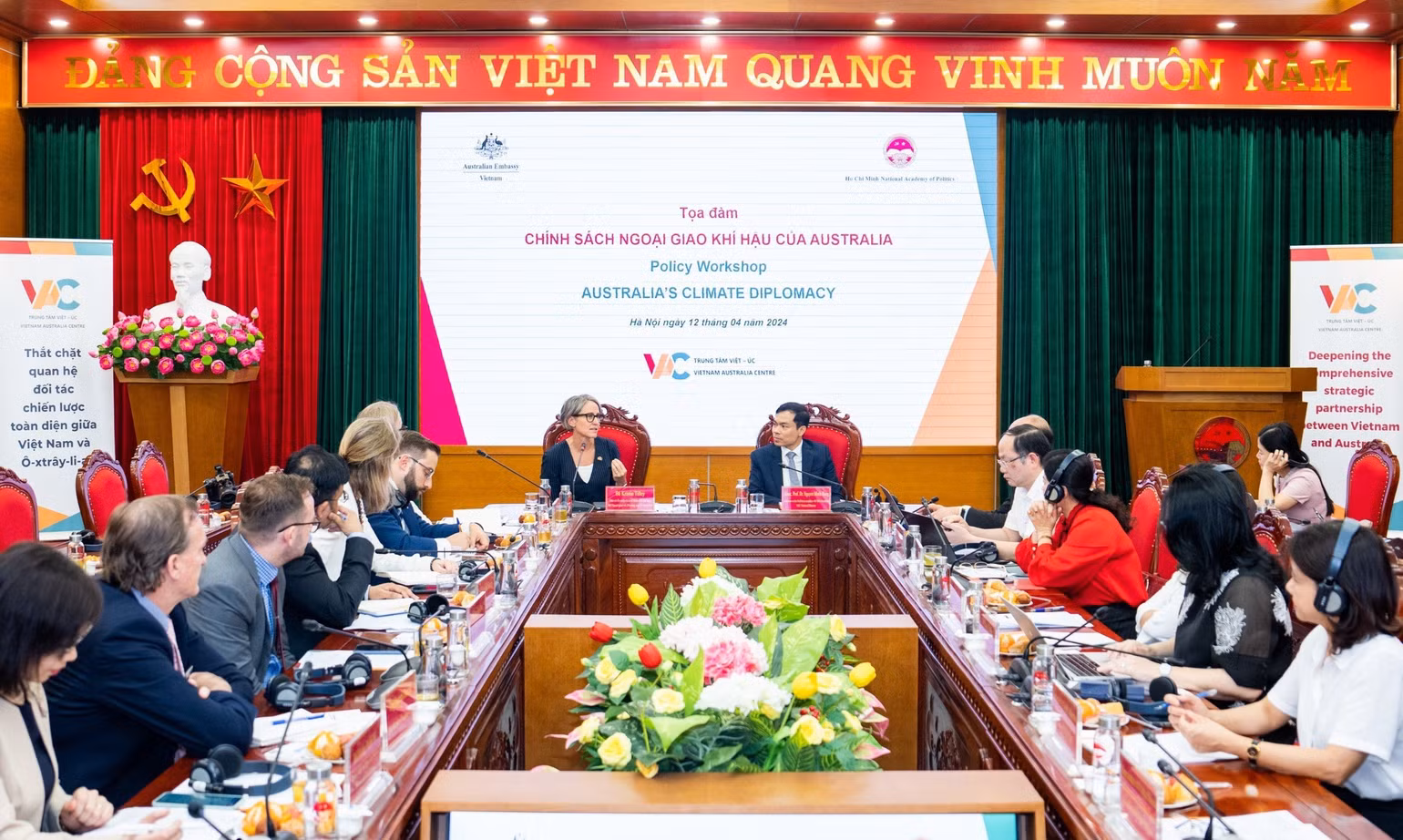 Tọa đàm Chính sách ngoại giao khí hậu tại Học viện Chính trị quốc gia Hồ Chí Minh. Tọa đàm Chính sách ngoại giao khí hậu tại Học viện Chính trị quốc gia Hồ Chí Minh.