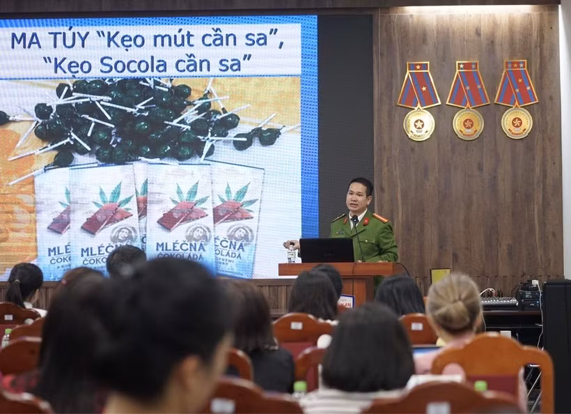 Thiếu tá Nguyễn Văn Hoàn lưu ý về việc thay đổi tâm lý của học sinh. Thiếu tá Nguyễn Văn Hoàn lưu ý về việc thay đổi tâm lý của học sinh.