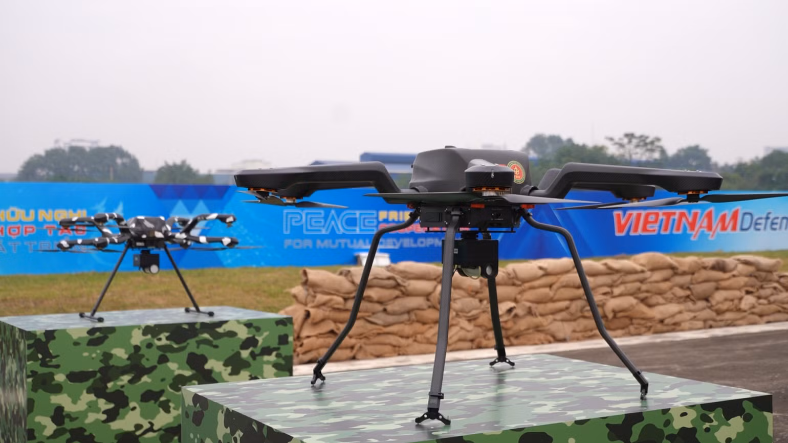 Nhiều khí tài quân sự đặc biệt của Việt Nam lần đầu được ra mắt. Nhiều khí tài quân sự đặc biệt của Việt Nam lần đầu được ra mắt.
