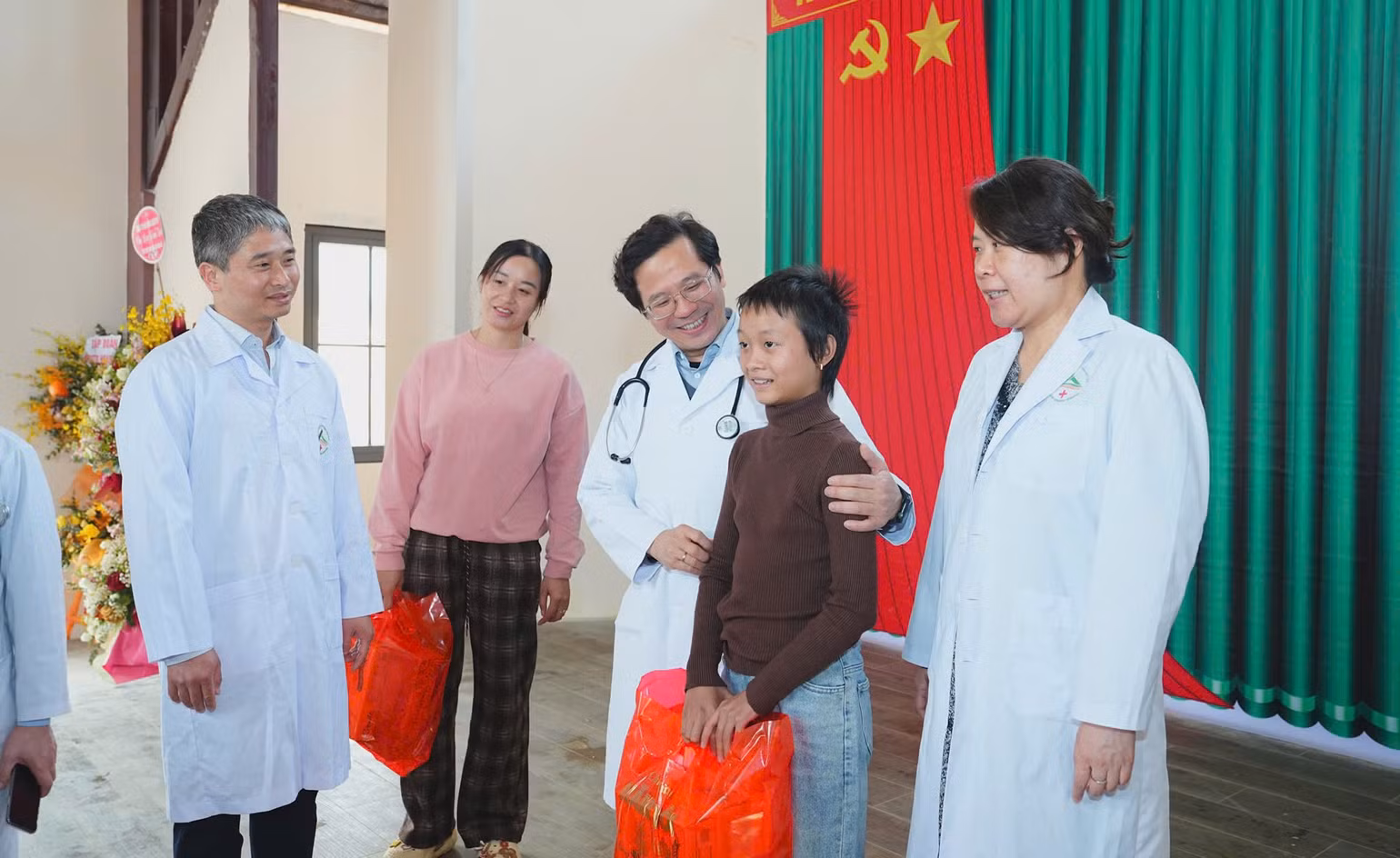 PGS. TS Vũ Văn Giáp, Phó giám đốc Bệnh viện Bạch Mai thăm khám cho Thảo Ngọc và cam kết sự đồng hành với y tế tỉnh Lào Cai để giúp người dân được thụ hưởng chất lượng dịch vụ y tế chất lượng tại địa phương. PGS. TS Vũ Văn Giáp, Phó giám đốc Bệnh viện Bạch Mai thăm khám cho Thảo Ngọc và cam kết sự đồng hành với y tế tỉnh Lào Cai để giúp người dân được thụ hưởng chất lượng dịch vụ y tế chất lượng tại địa phương.