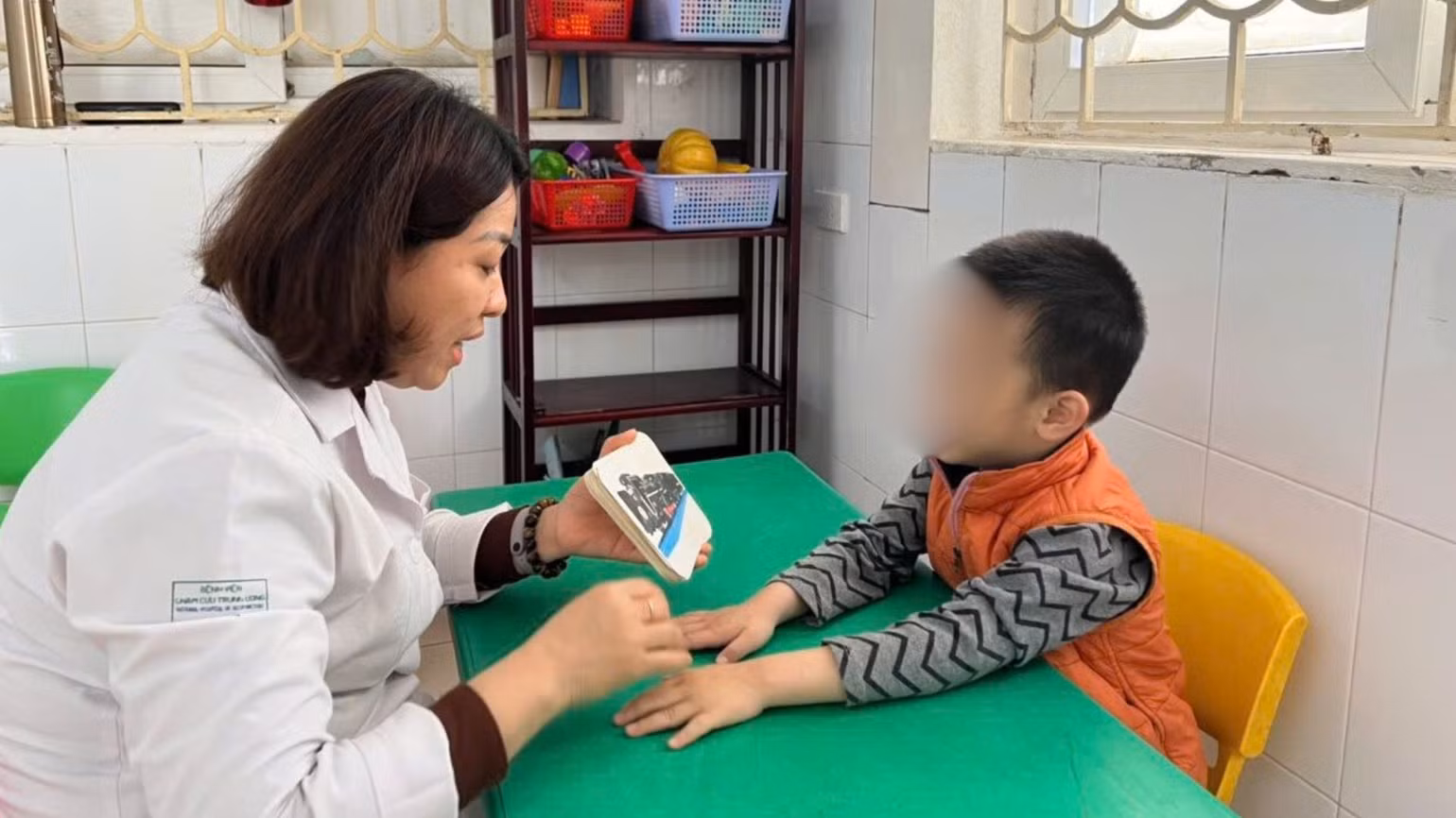 Sự tiến bộ mỗi ngày của các em là động lực cho gia đình và cả những y, bác sĩ điều trị. Sự tiến bộ mỗi ngày của các em là động lực cho gia đình và cả những y, bác sĩ điều trị.