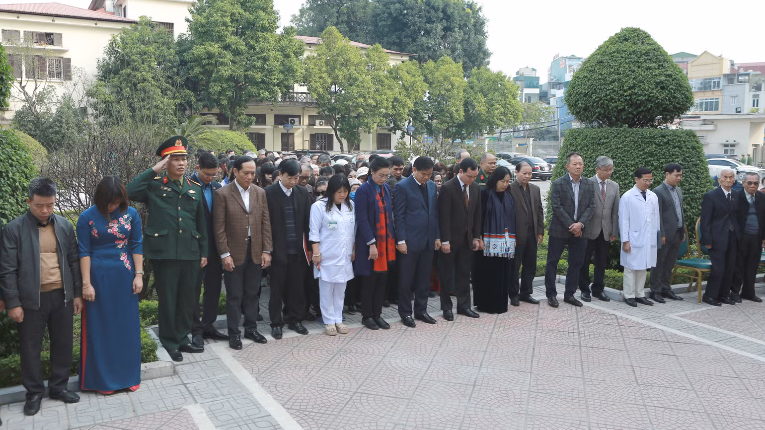Các chứng nhân lịch sử là cán bộ Bệnh viện Bạch Mai có mặt tại lễ kỷ niệm. (Ảnh: Trung Hiếu)