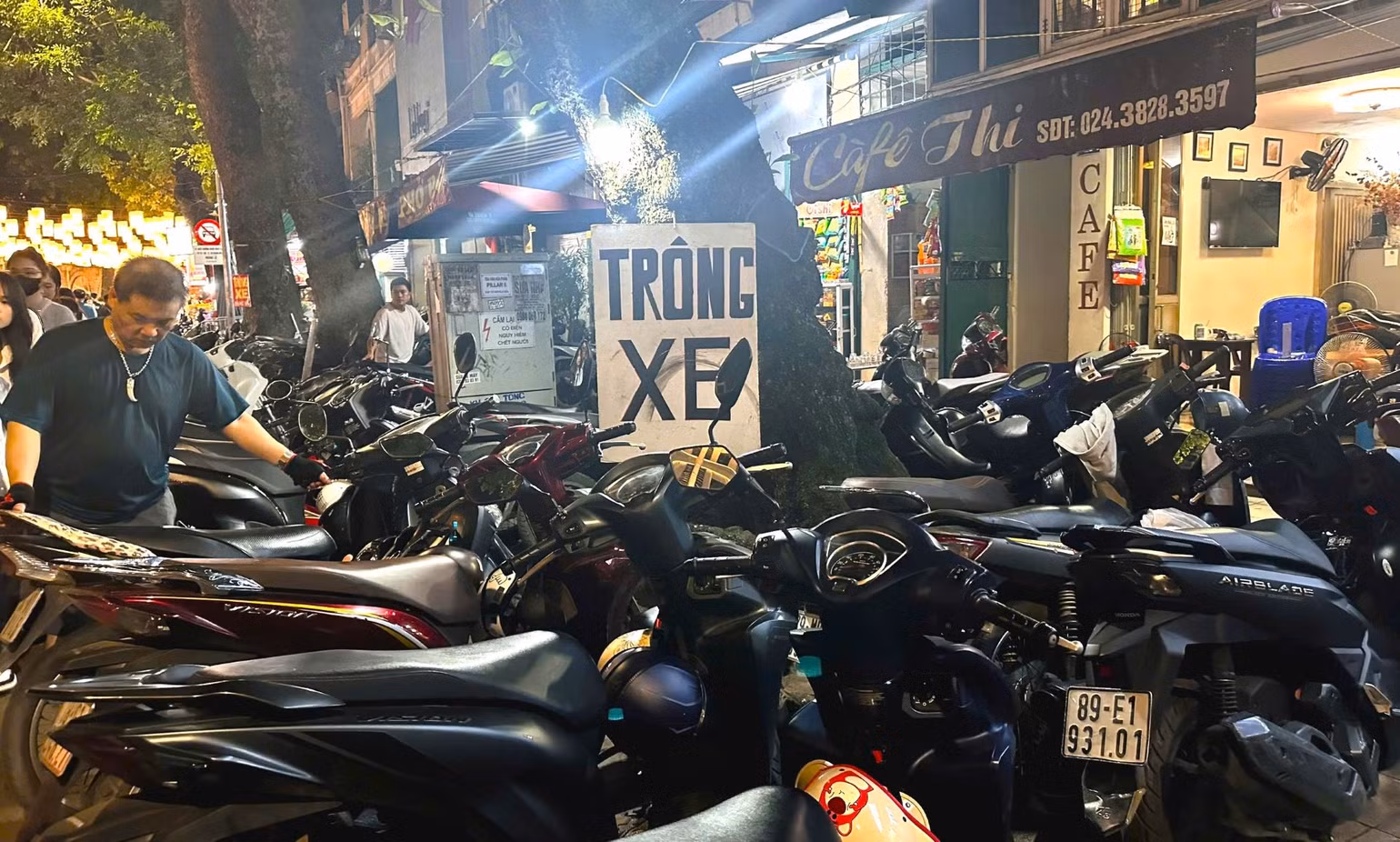 Dịp này, các hàng quán rất đông đúc và đặc biệt trong đó là các điểm trông, giữ xe. Dịp này, các hàng quán rất đông đúc và đặc biệt trong đó là các điểm trông, giữ xe.