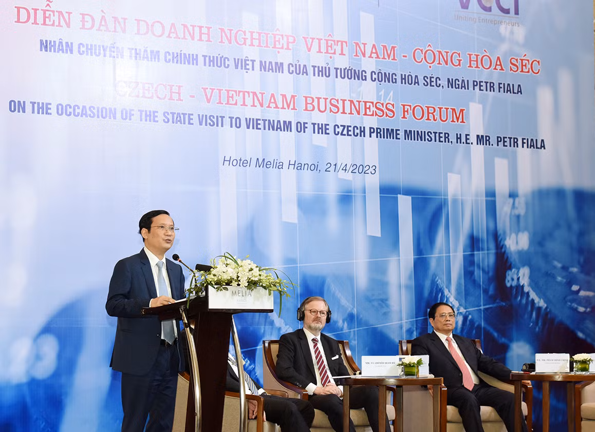 Chủ tịch Liên đoàn Thương mại và Công nghiệp Việt Nam Phạm Tấn Công cho biết, trong thời gian tới, hai Phòng Thương mại sẽ tiếp tục hợp tác chặt chẽ với nhau để triển khai hiệu quả ý kiến chỉ đạo của hai Thủ tướng, góp phần đẩy mạnh hơn nữa quan hệ giữa hai nước.