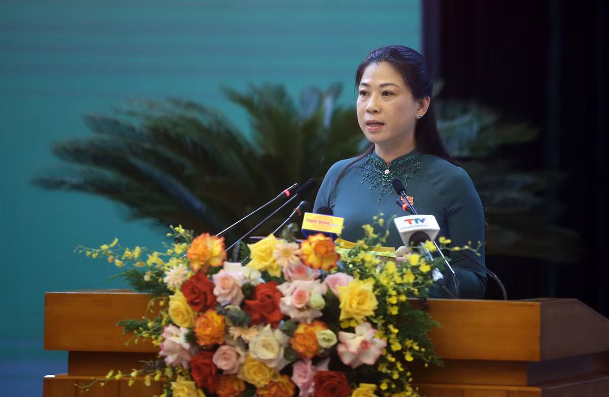 Đồng chí Lê Thị Kim Dung, Phó Bí thư Thường trực Tỉnh ủy, Chủ tịch Hội đồng nhân dân tỉnh phát biểu bế mạc kỳ họp.