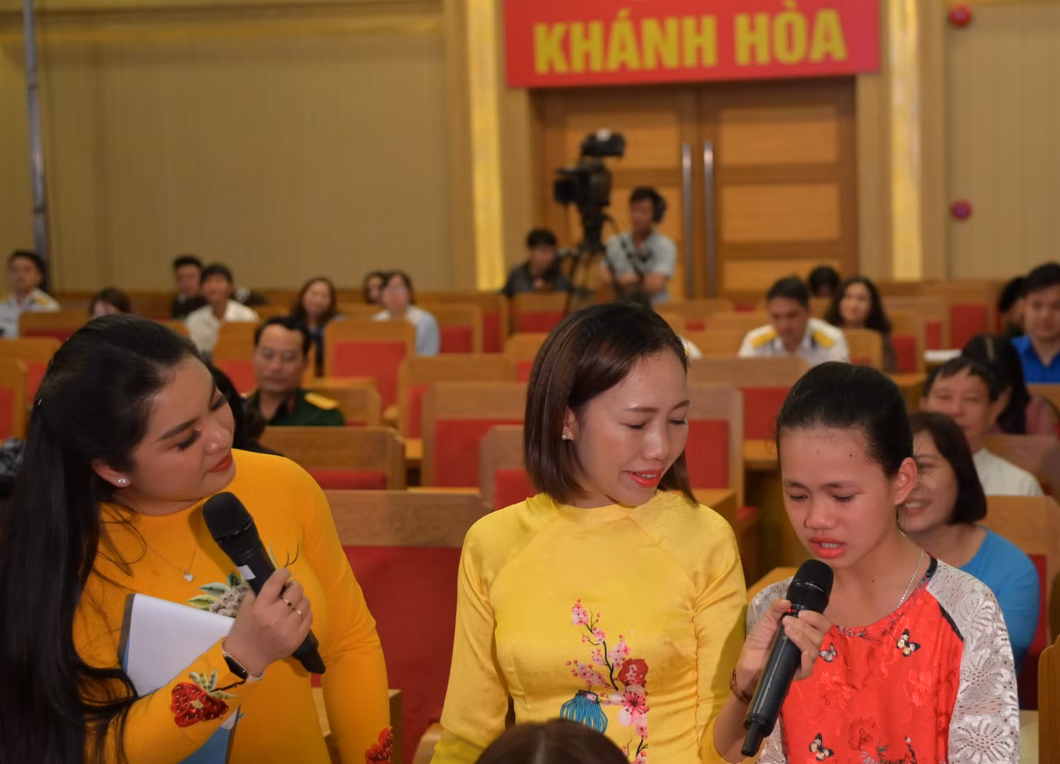 Thân nhân từ đất liền tâm sự với những người lính đảo.