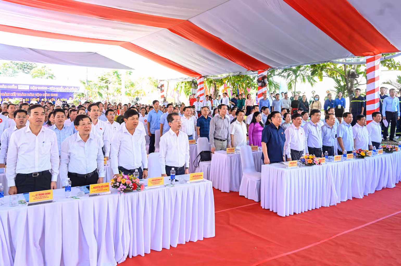 Chủ tịch Quốc hội Vương Đình Huệ cùng các đại biểu thực hiện nghi thức chào cờ tại ngày hội.