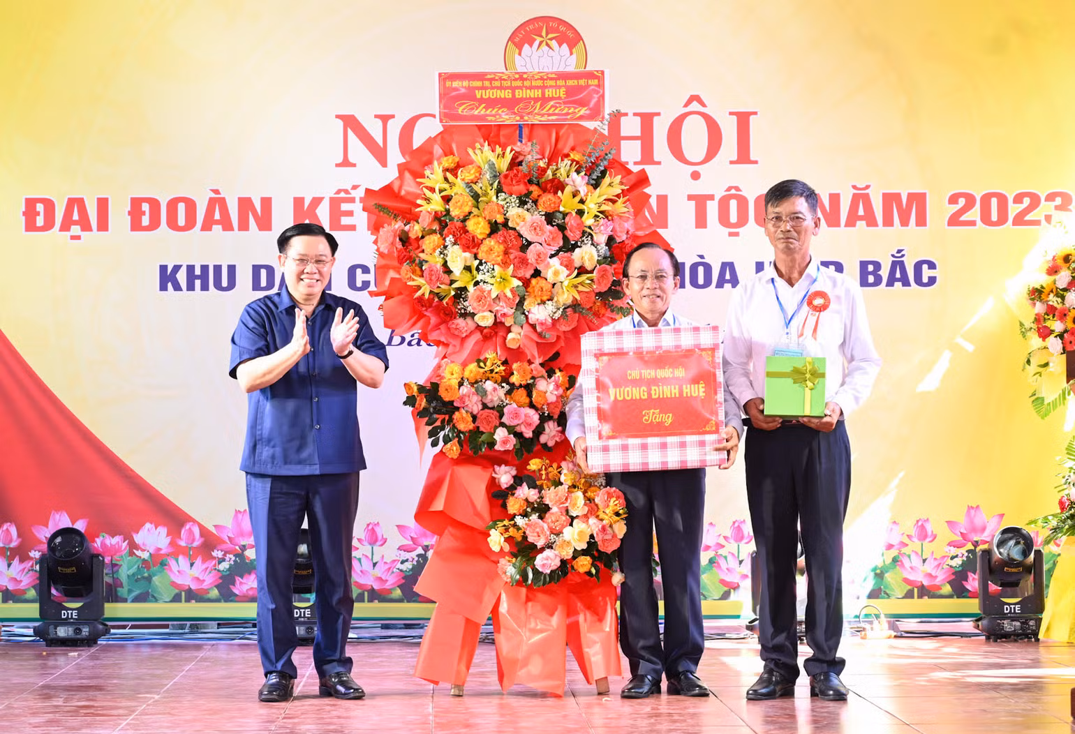 Chủ tịch Quốc hội Vương Đình Huệ tặng hoa, trao quà cho Khu dân cư 10.