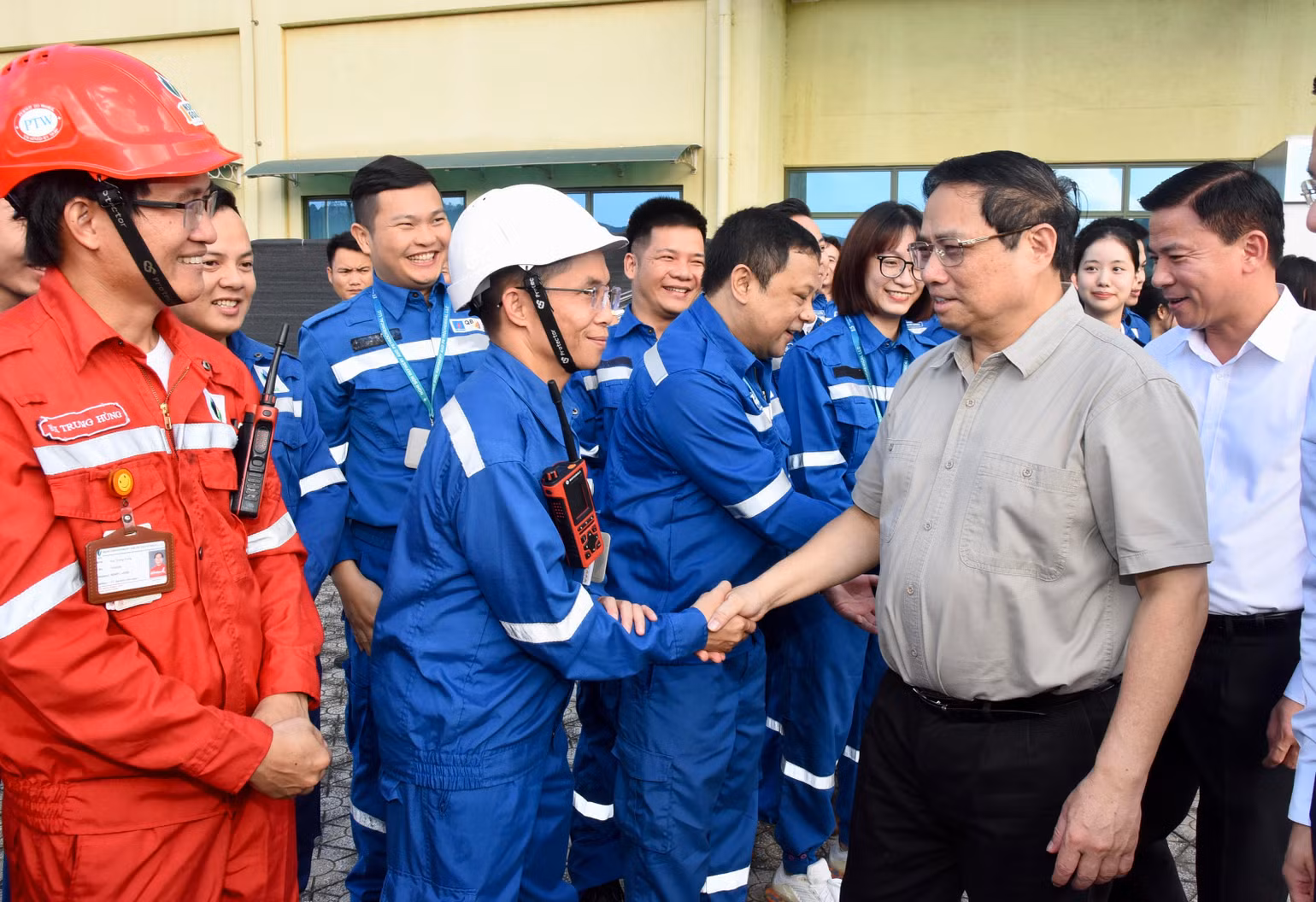Thủ tướng Phạm Minh Chính thăm hỏi động viên kỹ sư, công nhân Nhà máy Lọc hóa dầu Nghi Sơn (Công ty TNHH Lọc hóa dầu Nghi Sơn).